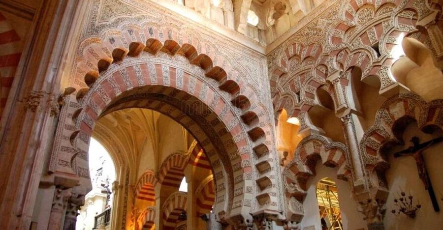 Cordoba: Early Bird Private Tour of the Mosque-Cathedral - One Hour Inside: Horseshoe Arches, Double Arcades, and the Column Labyrinth