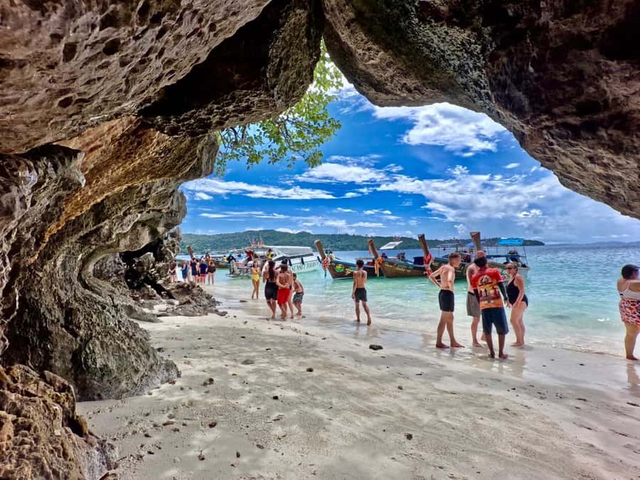 Krabi: Early Bird Phi Phi, Maya & 4 Islands Speedboat Tour - The big advantage: early-morning Maya Bay without the crush