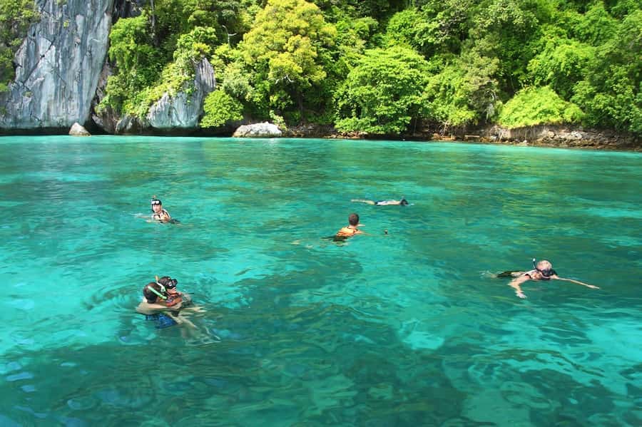 Krabi: Early Bird Phi Phi, Maya & 4 Islands Speedboat Tour - The snorkeling gear, life jacket, and guide style that make it work