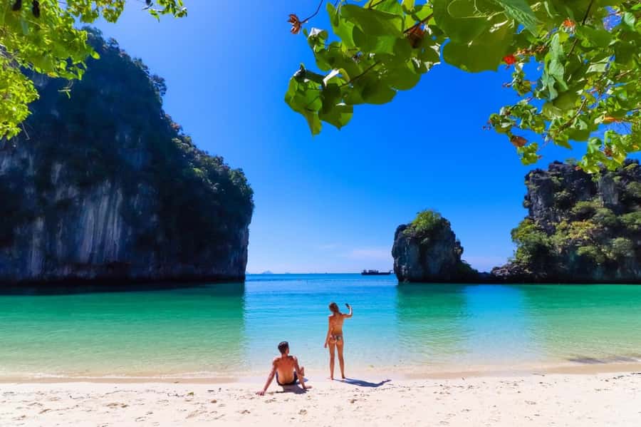 Krabi: Hong Islands Early Bird Tour with Breakfast - Beach breakfast on casuarina shade: the fuel that actually matters