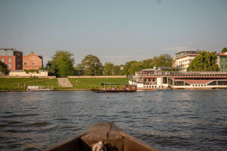 Krakow: Early Bird Vistula River Sightseeing Cruise - Convent of the Norbertine Sisters and the Kazimierz finish