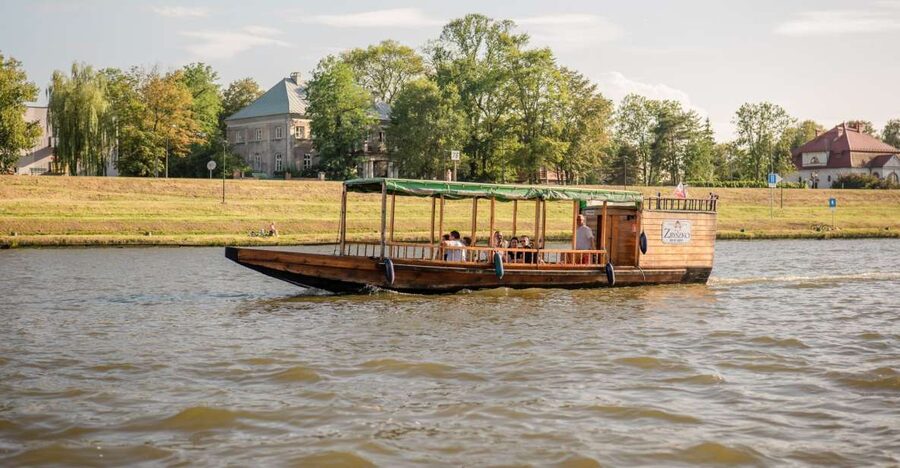 Krakow: Early Bird Vistula River Sightseeing Cruise - Finding the pier by Sheraton and boarding without stress