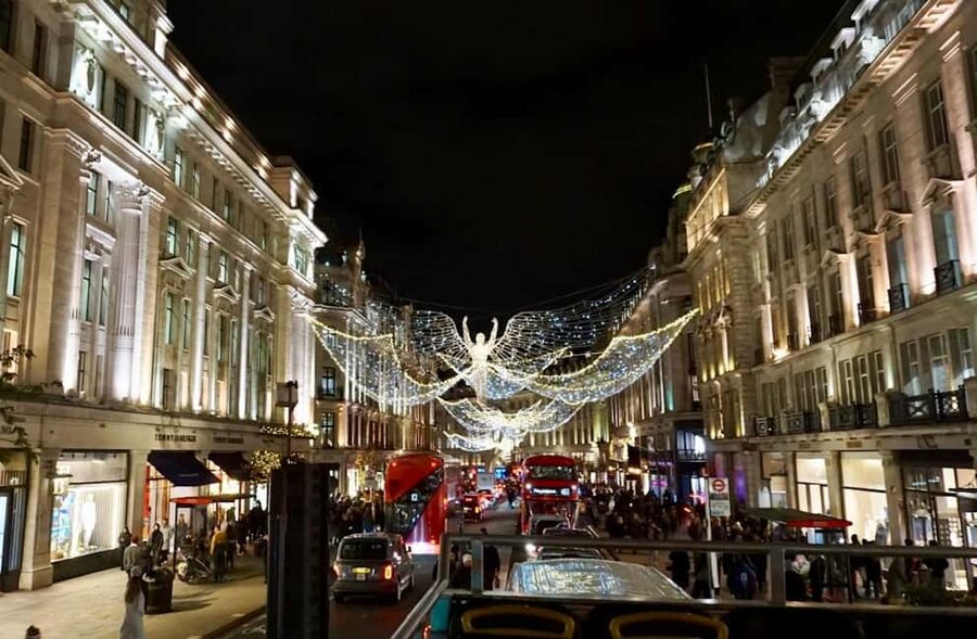 London Christmas Lights Open-Top Bus Tour. 2025 Early Bird - Entering the Green Park starting point