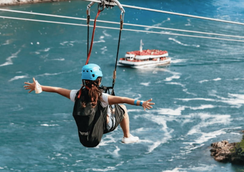 Niagara Falls, Canada: Early Bird Zip Line to The Falls - Where you meet on Clifton Hill and how check-in really works