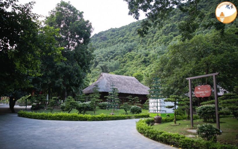NINH BINH DAY TRIP: HOA LU,MUA CAVES &THUNG NHAM BIRD VALLEY - Buddha Cave boat ride: 500 meters of stone and light