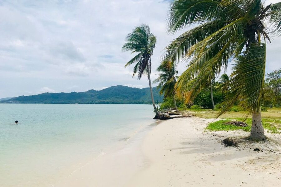 Phang Nga Bay: Early Bird James Bond & Beyond Tour - Ko Panyi floating village lunch: food with a cultural setting